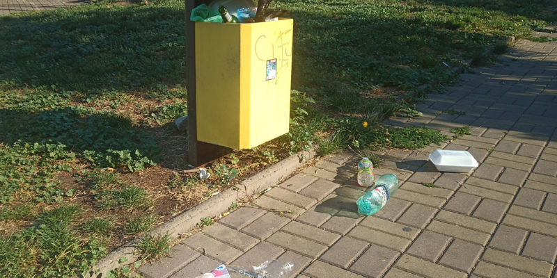 Čím více odpadových košů mají lidé k dispozici, tím méně by mělo být litteringu. Nejlepší je však odpad třídit do barevných kontejnerů.