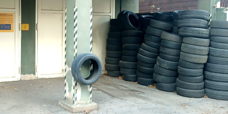 Pneuservisy jsou nejběžnějším místem zpětného odběru pneumatik. Pneumatiky sbírají a odevzdávají k recyklaci.