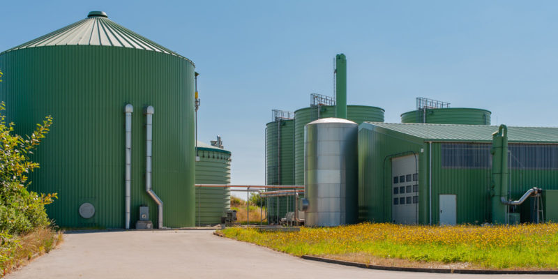 V bioplynových stanicích se z biologicky rozložitelných odpadů vytváří bioplyn, který je následně používán jako palivo pro generátory elektrické energie. Může také sloužit k ohřevu vody pro vytápění budov.