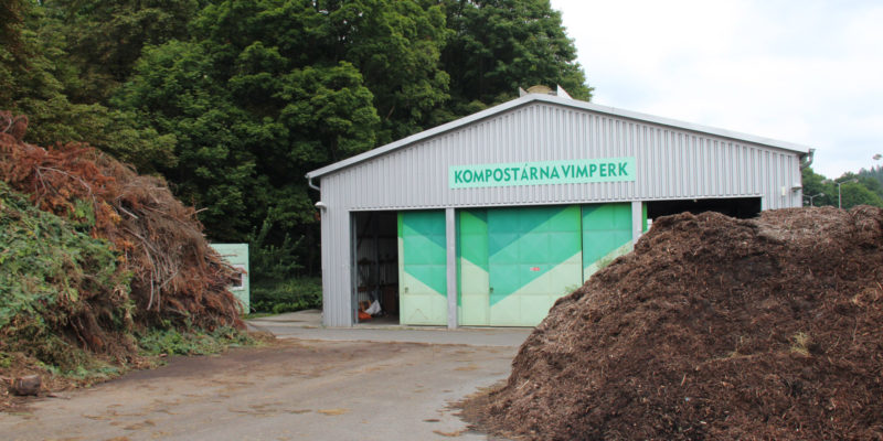 Kompostárny jsou zařízení, kde dochází ke zpracování bioodpadů rostlinného původu.
