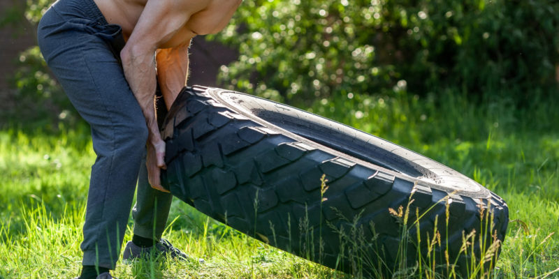 Vyřazené velké pneumatiky jsou oblíbeným posilovacím prvkem workoutových hřišť.