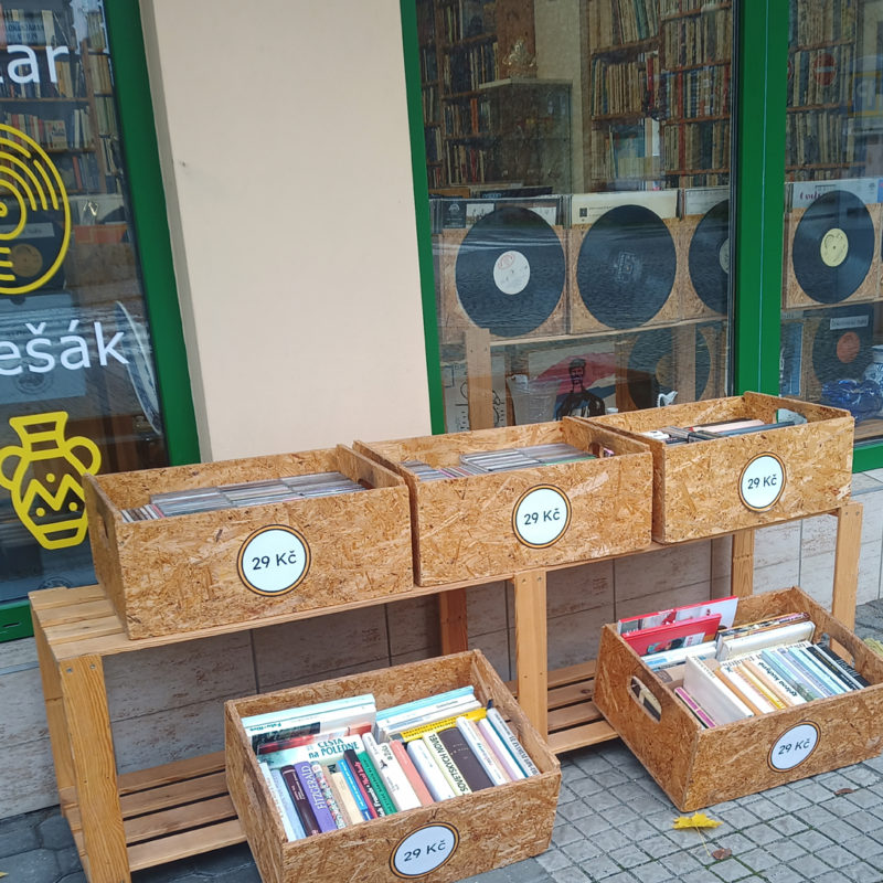 Existují antikvariáty, bazary a blešáky, které se zabývají vyloženě prodejem toho, co jiní nechtějí.
