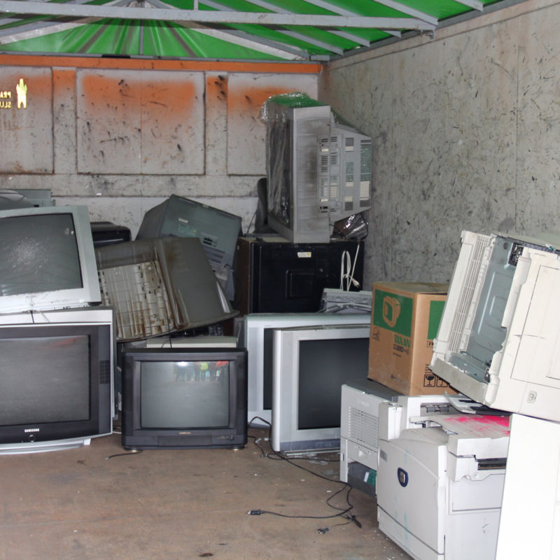 Na sběrných dvorech se elektronika skladuje obvykle ve velkokapacitních kontejnerech.