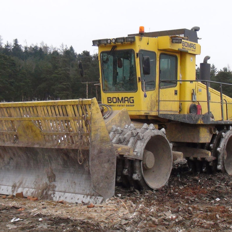 Kompaktor je stroj o hmotnosti desítek tun, který má za úkol hutnění a přesuny odpadu a materiálů pro stavbu skládek.