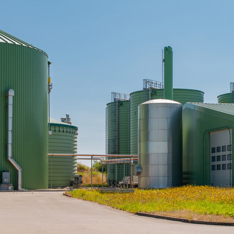 V bioplynových stanicích se z biologicky rozložitelných odpadů vytváří bioplyn, který je následně používán jako palivo pro generátory elektrické energie. Může také sloužit k ohřevu vody pro vytápění budov.