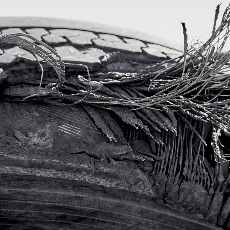 Při recyklaci pneumatik je nutné odstranit kovovou a pryžovou část.