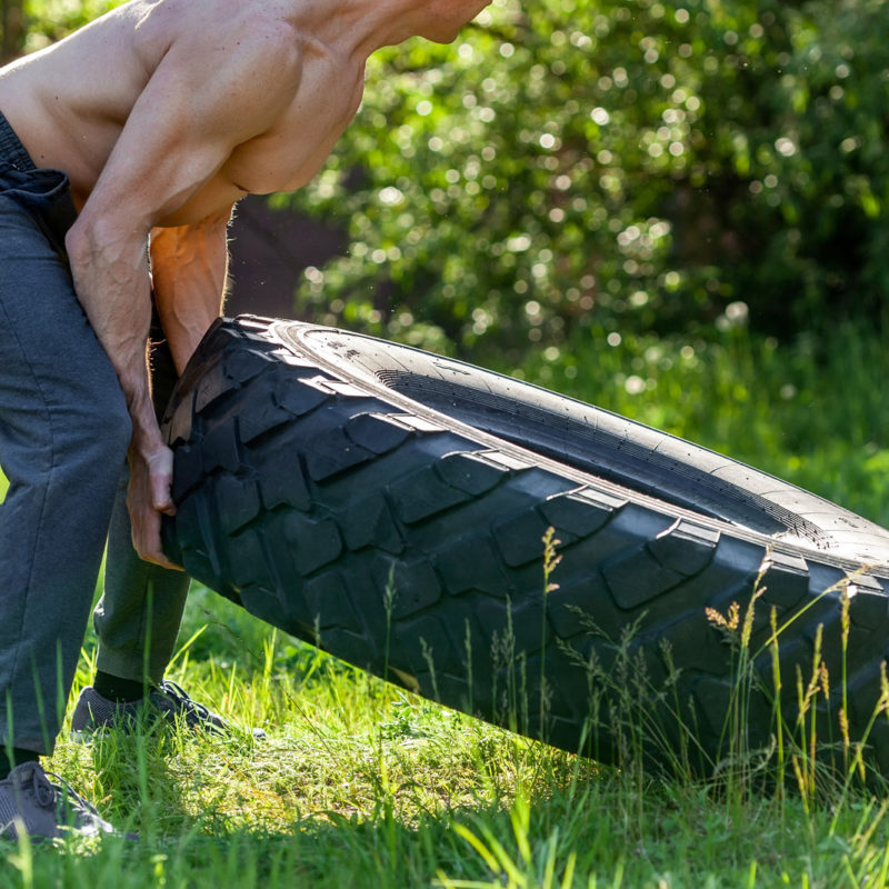 Vyřazené velké pneumatiky jsou oblíbeným posilovacím prvkem workoutových hřišť.