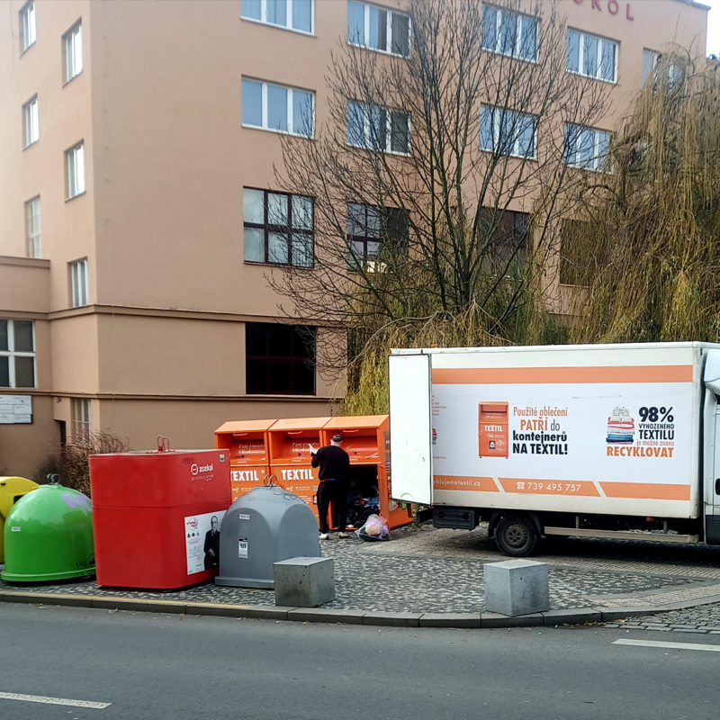 Svoz textilu může zajišťovat běžný dodávkový automobil. Stačí, když je vše v pytlích.