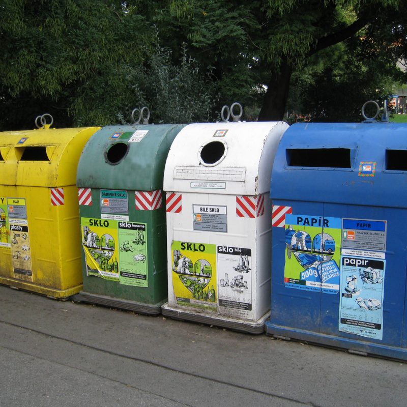 Kontejnery zvonového typu nemusí být vždy sklolaminátové či plastové - zde je jejich kovová varianta.