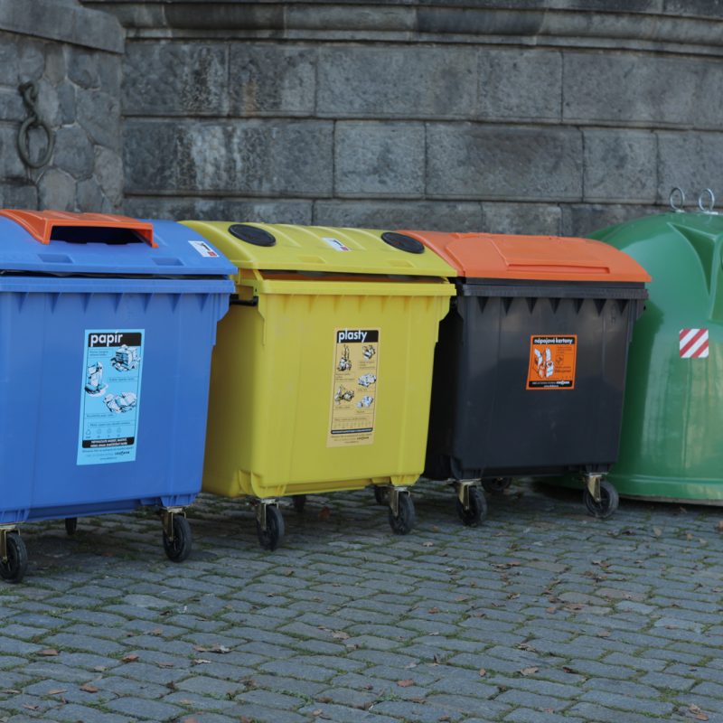 Typické sběrné hnízdo - 1100 l kontejnery na papír, plast a nápojové kartony a tzv. duální zvon na sklo.