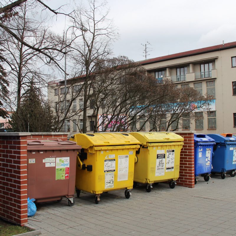 Pokud frekvence svozů nestačí, lze kontejnery na některé druhy odpadu zdvojit.