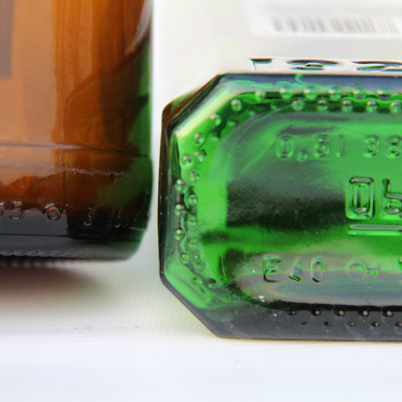 Na skleněných lahvích můžete obvykle naleznout reliéfní znak výrobce, objem, ale i číslo formy.